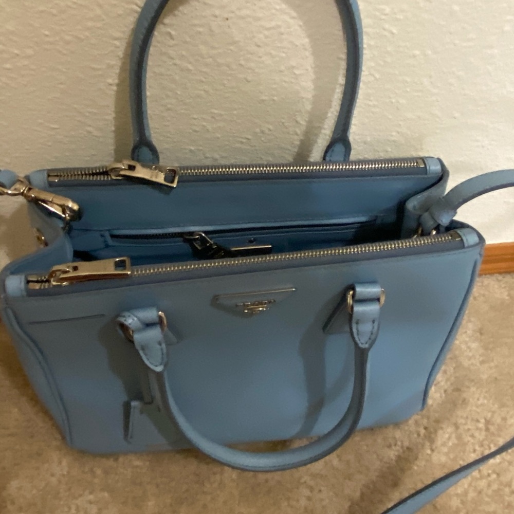 💯 % Authentic Prada bag - Picture 3 of 5